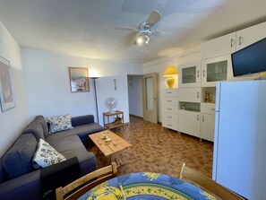 TV - 2-room apt, sleeps 6, parking, near beach (Saint-Cyprien)