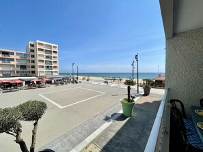 Outdoor dining - 2-room apt, sleeps 6, parking, near beach (Saint-Cyprien)