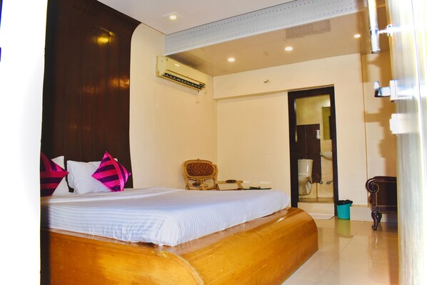 Habitación Premium | Ropa de cama de alta calidad, edredón, escritorio y wifi gratis 