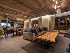 TV, fireplace