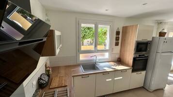 Micro-ondes, four, lave-vaisselle, cafetiĂšre/bouilloire