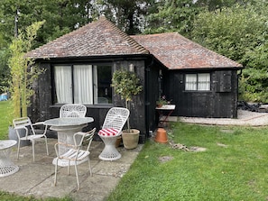 Outdoor dining - Forest cabin in the Kent countryside – pet friendly! (Biddenden)