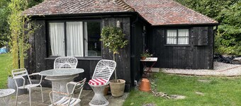 Forest cabin in the Kent countryside – pet friendly!