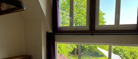 2 quartos, ferros/tábuas de passar roupa, berço de viagem