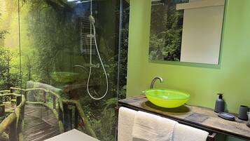 Douche, sèche-cheveux, serviettes fournies, savon