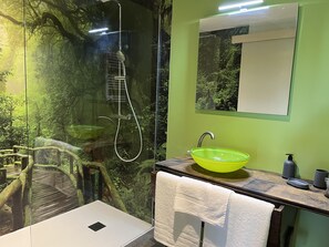 Shower, hair dryer, towels, soap - Maison D'hôte Avec Jacuzzi à la Campagne (Maen Roch)