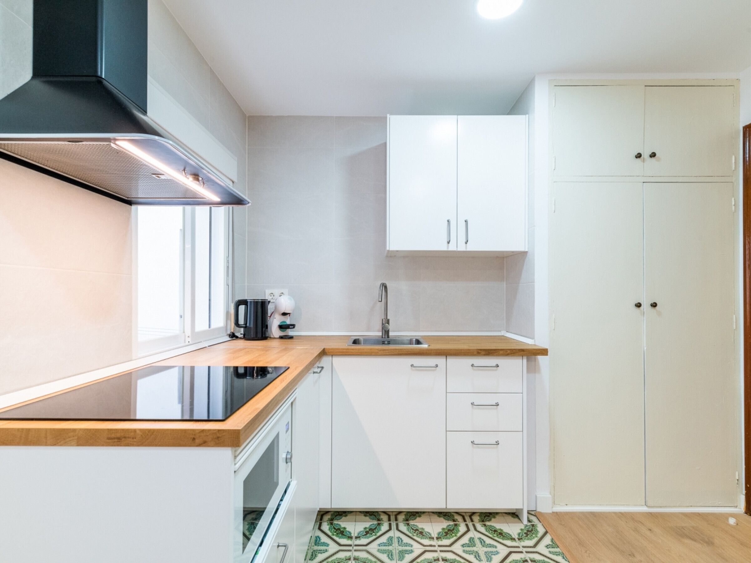 Refrigerador, microondas, cafetera/tetera, tostadora