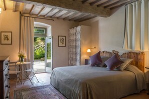 6 bedrooms, WiFi, bed sheets