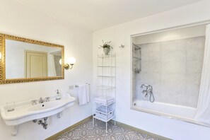 Chuveiro, secador de cabelo, bidê 
