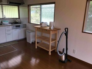 冷蔵庫、電子レンジ、コンロ、調理器具と食器