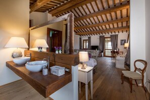 7 bedrooms, WiFi, bed sheets