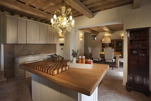 Fridge, microwave, oven, stovetop - Villa Dante - Homelike Villas (Perugia)