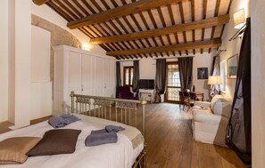 7 bedrooms, WiFi, bed sheets