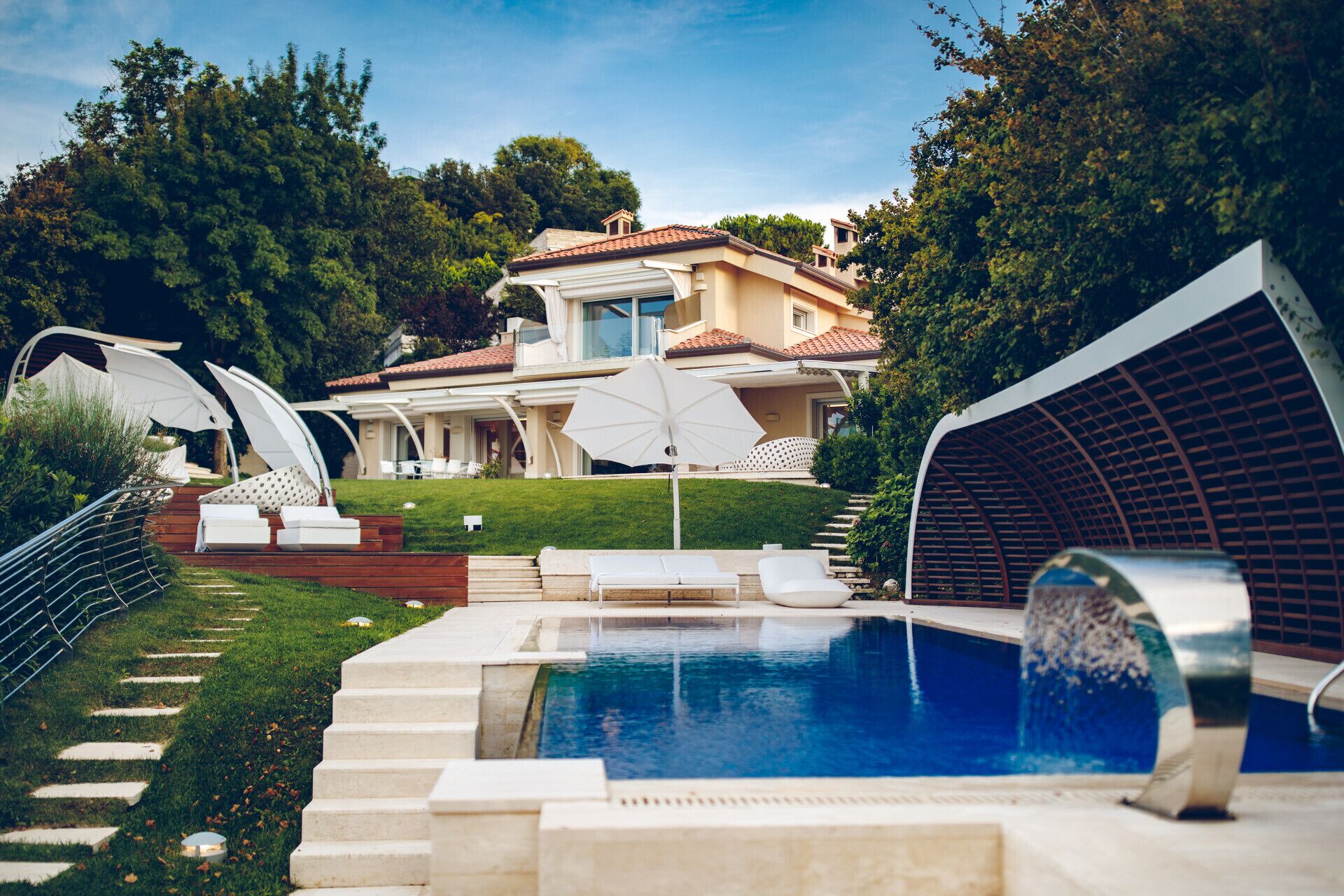 Una piscina a sfioro