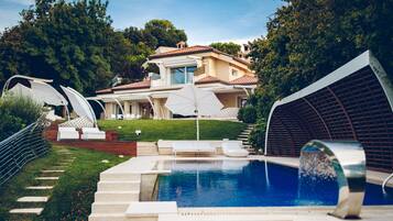 Una piscina a sfioro