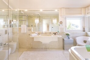 Baignoire, sèche-cheveux, bidet