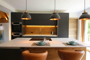 Réfrigérateur, four à micro-ondes, un four, surface de cuisson