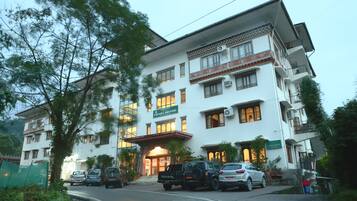 Bagian depan properti - sore/malam