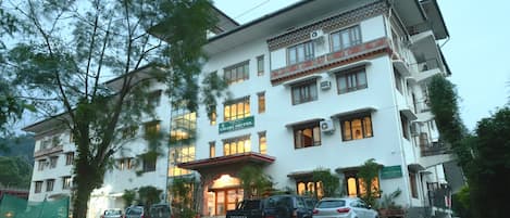 Façade de lâhĂ©bergement â soirĂ©e/nuit