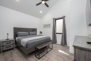 3 habitaciones, tabla de planchar con plancha y cuna de viaje 