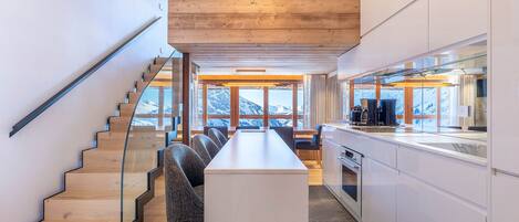 Frigorífico, microondas, horno y lavavajillas