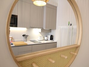 Een koelkast, een microgolfoven, een broodrooster