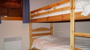A bunk bed room with a window and a radiator. - Ski-in/Ski-out Apartment, 2 Bedrooms, Sleeps 4, Balcony, Parking, Crest-Voland (Crest-Voland)