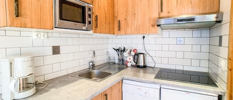 Frigorífico, microondas, lavavajillas y cafetera o tetera