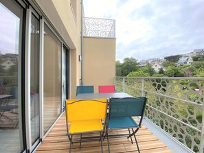 Outdoor dining - Modern Apartment with Balcony Near Port in Perros-Guirec (Perros-Guirec)
