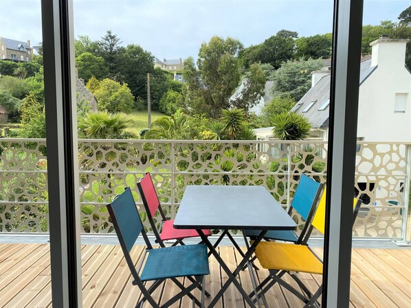 Outdoor dining - Modern Apartment with Balcony Near Port in Perros-Guirec (Perros-Guirec)