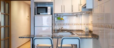 Mikroaaltouuni, uuni, kahvin-/teenkeitin, leivänpaahdin