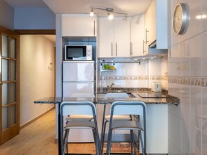 Mikrowelle, Ofen, Wasserkocher mit Kaffee-/Teezubehör, Toaster