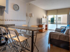 Dining - Central Quiet Apartment with Pool, Wi-Fi in Torredembarra (Torredembarra)