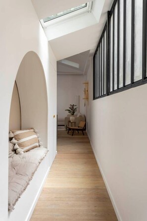 Interior - Tour Eiffel - Champ de Mars Exquisite 3BD 3BTH (Paris)