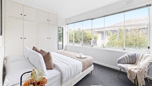 1 bedroom, iron/ironing board, travel cot, WiFi - The Bluewater Nest Elwood (Elwood)