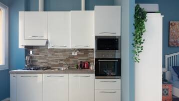 Réfrigérateur, four, plaque de cuisson, cafetiÚre/bouilloire