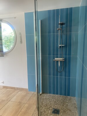 Shower, hair dryer, soap, toilet paper - Maison Althea Rosea - 3 Chambres et Piscine - 20mn des Plages (Nieulle-sur-Seudre)