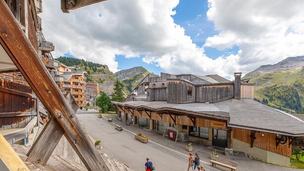 Un bâtiment en bois, sur lequel on peut lire l’inscription « CHAPKA », situé dans une région montagneuse.