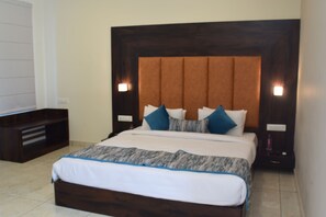 Minibar, una scrivania, tende oscuranti, insonorizzazione