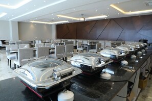 Bữa sáng đặc sản địa phương hàng ngày với phụ phí nhỏ 