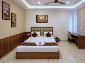 Deluxe Room, Balcony, Pool View | Bahagian luar