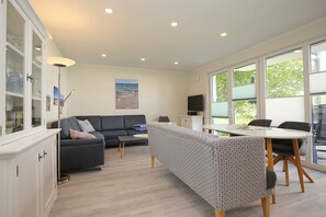 Tv, dvd-afspiller, bøger, videobibliotek