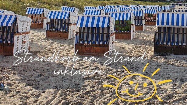Strandliegen mit gestreiften Sonnenschirmen an einem sandigen Strand.