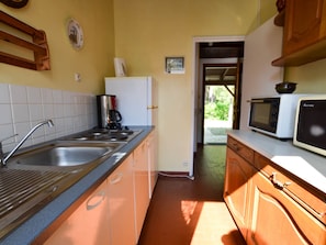 Wasserkocher mit Kaffee-/Teezubehör, Kühlschrank, Mikrowelle, Ofen