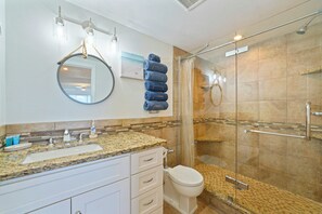 Een haardroger, handdoeken, shampoo, toiletpapier