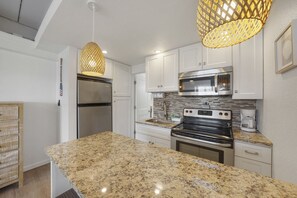 Kühlschrank, Ofen, Herdplatte, Wasserkocher mit Kaffee-/Teezubehör