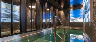 Luxurious 6-Room Apt for 10 with Fireplace, Balcony, Pool & Spa - Ski-In/Ski-Out location