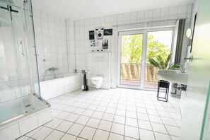 Articles de toilette gratuits, sèche-cheveux, serviettes fournies