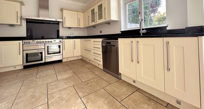 Central Elegance: Chic Family Abode with Lush Garden for kids, BBQ, and Hot Tub