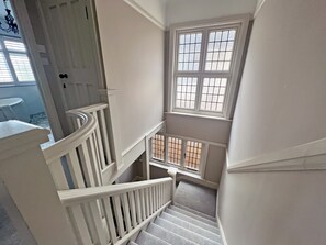 Interior - Central Elegance: Chic Family Abode with Lush Garden for kids, BBQ, and Hot Tub (Bournemouth)